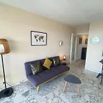 Avec Terrasse En Front De Appartement *