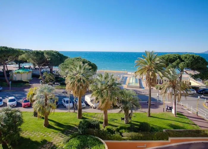 Daire With Seafront Terrace Antibes